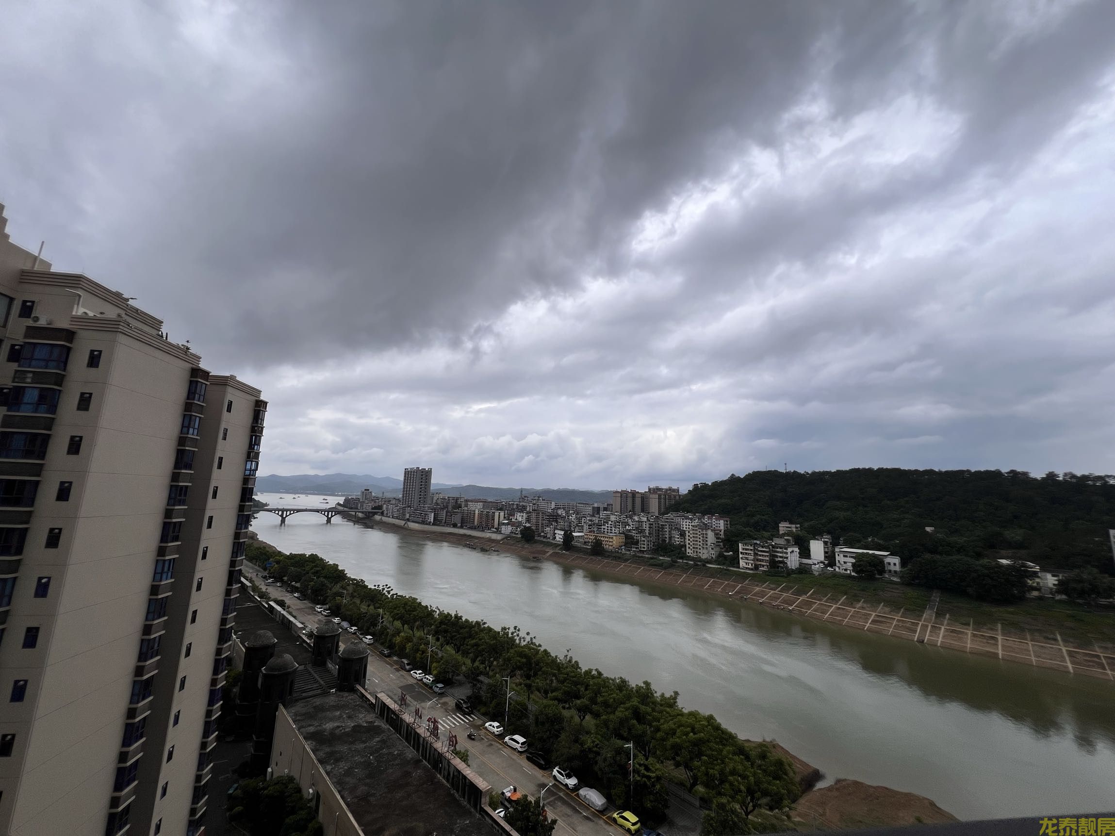佰隆山河 头排江景四房 133平 改善首选